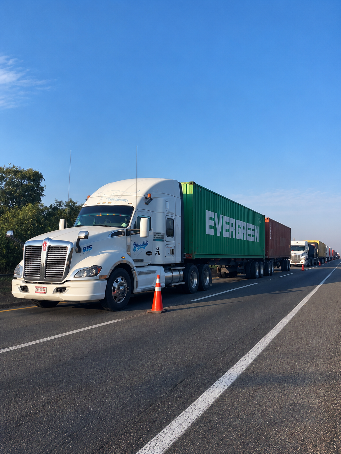 Tractocamión de TRANSEVAN con dos contenedores Evergreen en carretera